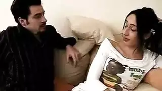 تتحول إلى أحمر الخدود وتضحك بينما يدفع زوجها قضيبه المنتصب في وجهها، مستعدًا للجماع