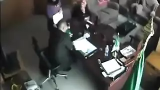 سحاق المدير مع السكرتيرة في المكتب