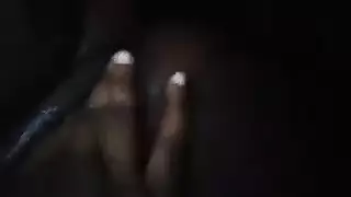 سمراء وحيدة ذات شعر داكن تضخ مهبلها الزلق حتى النشوة