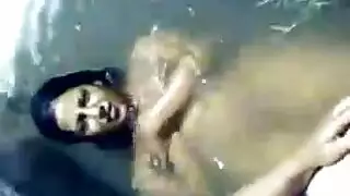 بنت بتنضف السرير والراجل بيعمل العده السريه