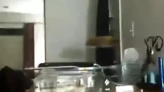 فرك حارس أمن التبول الملبس