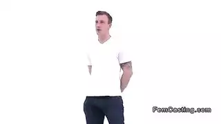 تقدم أثداءها الممتلئة لخيال فيتيش المص