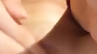 فتاة جامعية تلعب في كسها الوردي المبلل حتى تبلغ النشوة