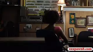 فتاة مفلسة تنتهز الفرصة لتركب قضيب غريب