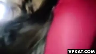 صديقته المختبئة تتمدد بواسطة قضيبه الطويل النحيف