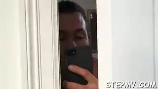 متلصص صريح: التلصص ثم ممارسة الجنس مع المرأتين في العائلة